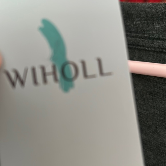 NWT Women’s V-neck puff sleeve shirt Green Size Large Soft and Lightweight - Picture 4 of 4